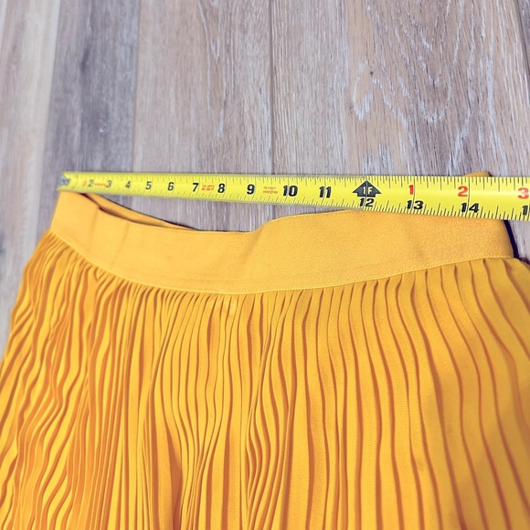 🛍️ gorgeous pleated yellow skirt Excellent condition. - Picture 5 of 6